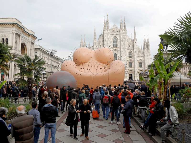 Milano, inaugurazione in Piazza Duomo dell'installazione per il Fuorisalone Up 5&6 di Gaetano Pesce (foto LaPresse)
