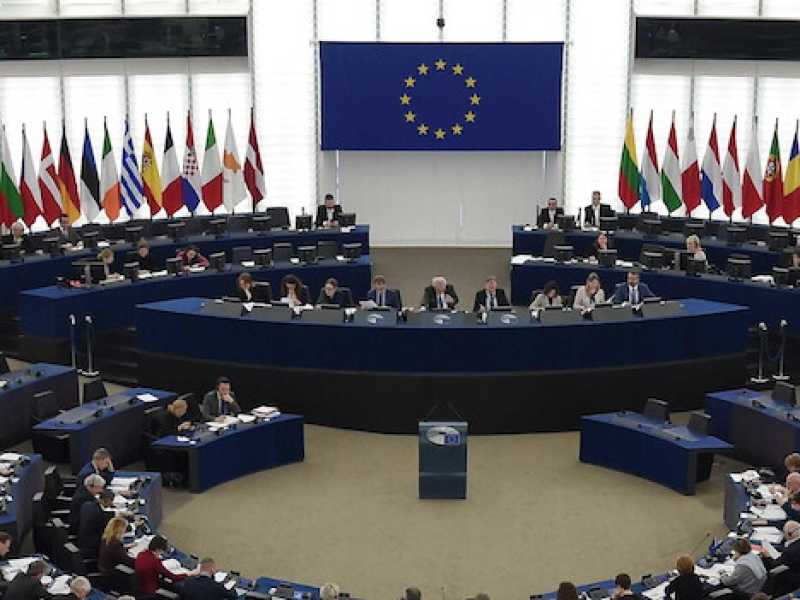 Il leader del M5s, Luigi Di Maio, e il candidato di punta dei popolari alle europee Manfred Weber