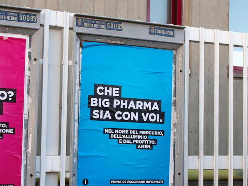 No Vax, blitz a Torino: manifesti affissi negli spazi del Comune (foto LaPresse)