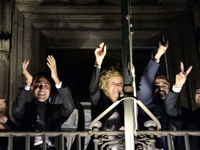 Il M5s festeggia l'intesa con Bruxelles sul Def a settembre. Foto LaPresse