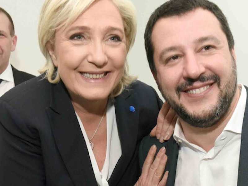 Matteo Salvini e Marine Le Pen al vertice della destra europea a Coblenza, in Germania, nel 2017 (Foto LaPresse)