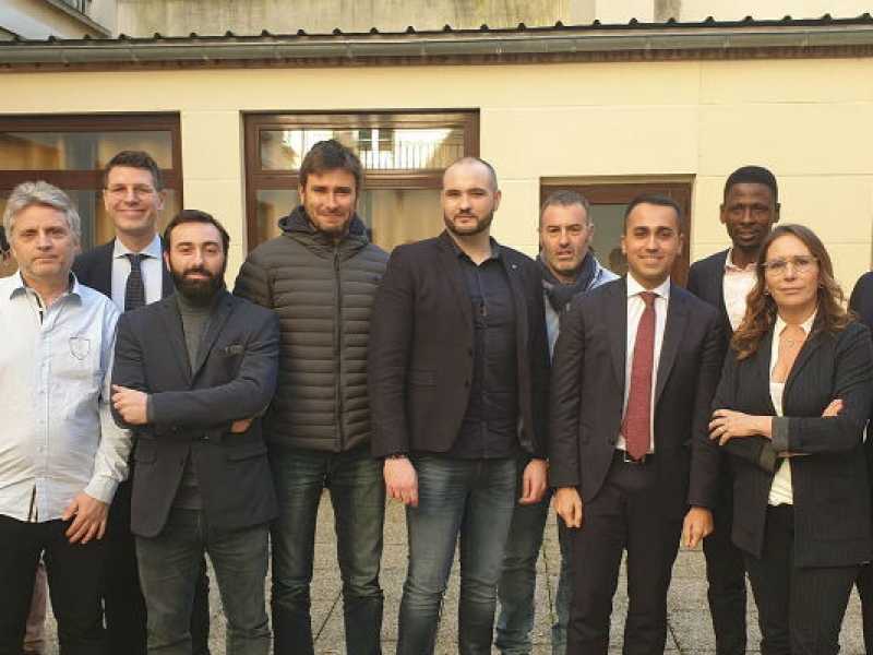 L'incontro dei Cinque stelle con Cristophe Chalençon e i candidati alle elezioni europee della lista RIC di Ingrid Levavasseur (foto via Facebook/Luigi Di Maio)
