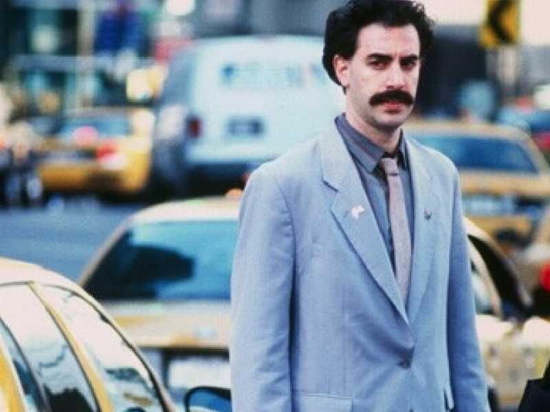 Sacha Baron Cohen in una scena di 'Borat' nel quale interpreta un giornalista kazako