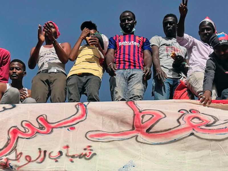 I manifestanti del Sudan espongono una scritta: "Basta cadere, questo &egrave; tutto quello che vogliamo" (Foto LaPresse)