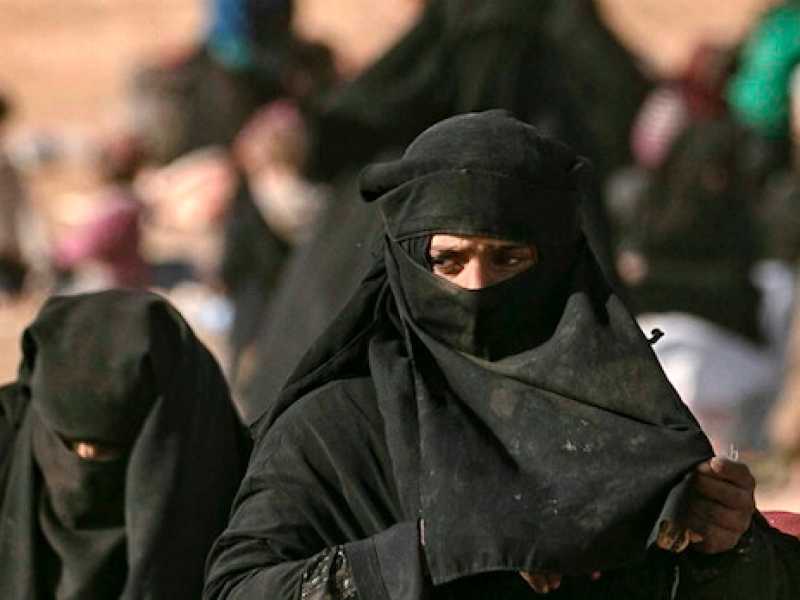 Una donna fugge da Baghiouz, nell'est della Siria (Foto LaPresse)