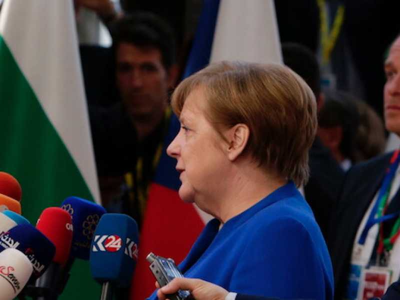 Angela Merkel e Emmanuel Macron parlano con i cronisti prima del vertice europeo (Foto LaPresse)