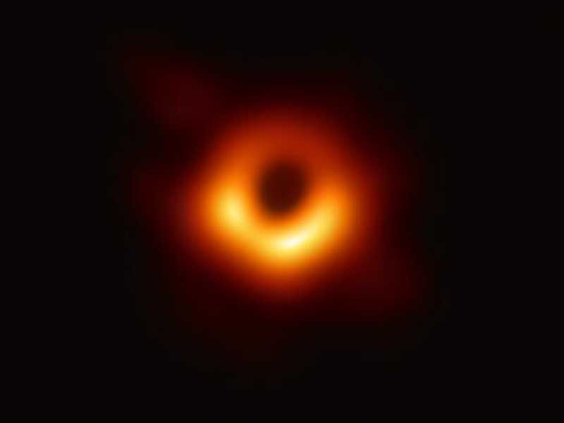 La foto del buco nero pubblicata mercoledì dagli scienziati del progetto Event Horizon Telescope