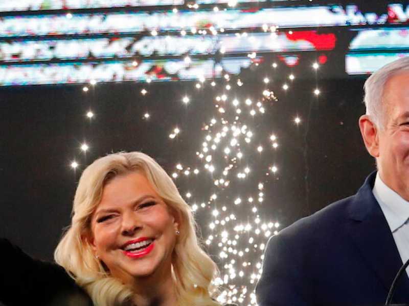 Netanyahu festeggia a Tel Aviv la vittoria alle elezioni insieme alla moglie Sara (foto LaPresse)