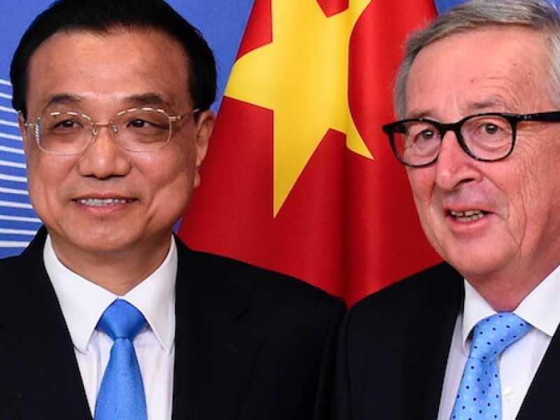 Il premier cinese Li Keqiang stringe la mano a Jean-Claude Juncker a Bruxelles (Foto LaPresse)