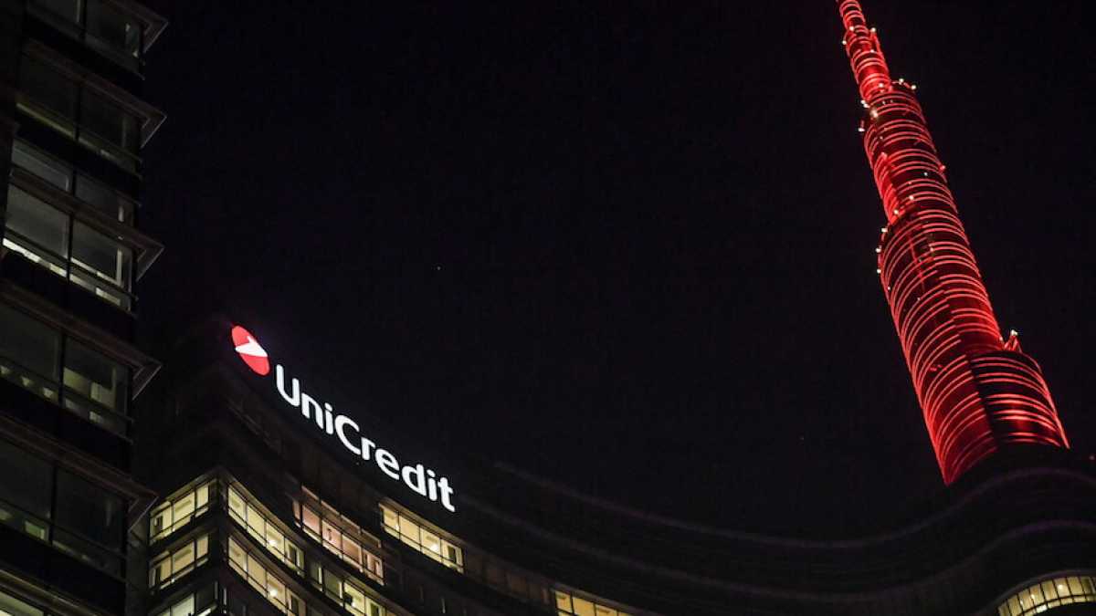 Immagine di Borsa in rosso nel giorno delle assemblee di Unicredit e Mps