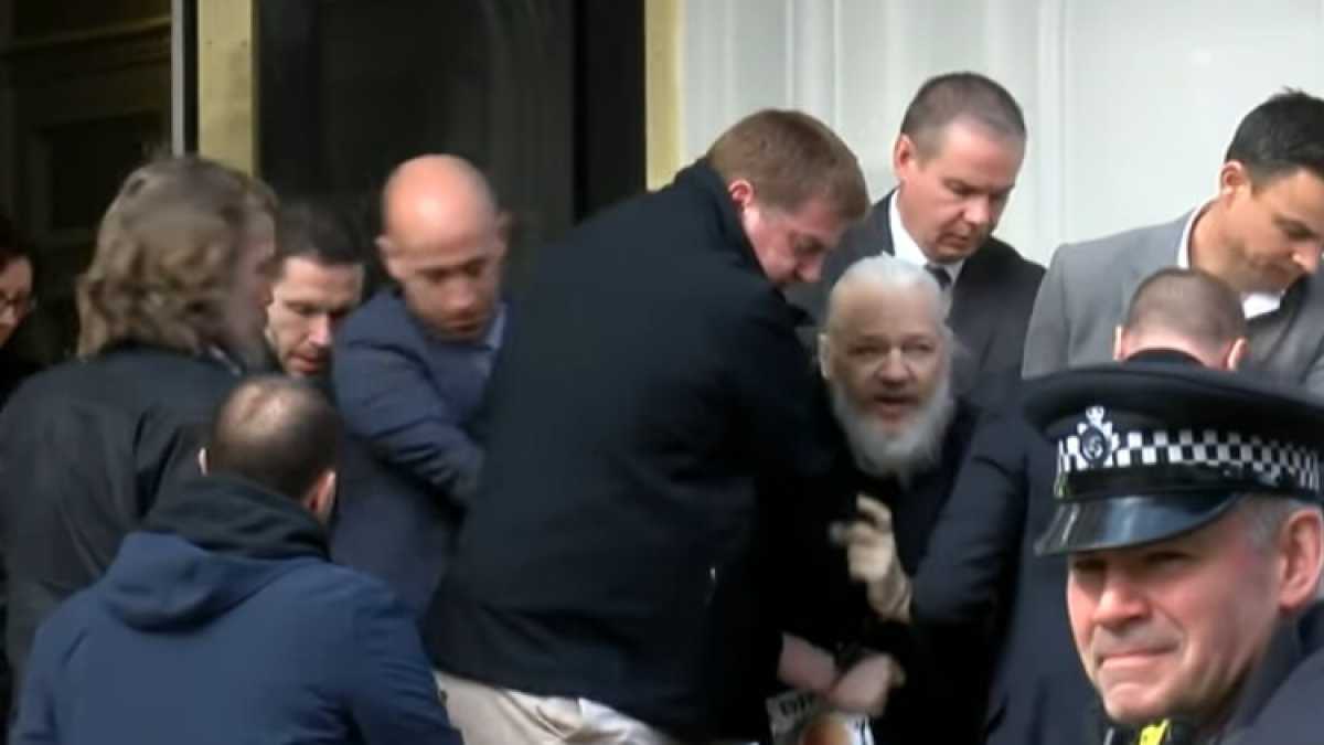 Immagine di Julian Assange è stato arrestato