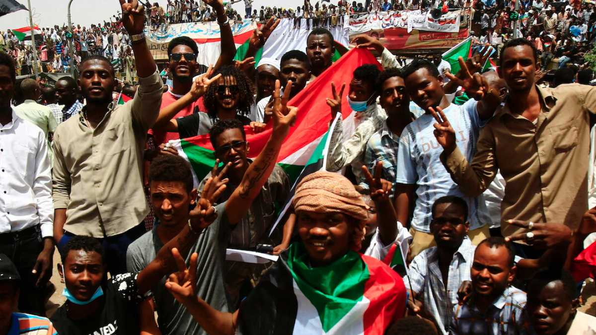 Immagine di E’ caduto Bashir! Le braccia al cielo dei sudanesi e il tentativo del palazzo di ingannarli