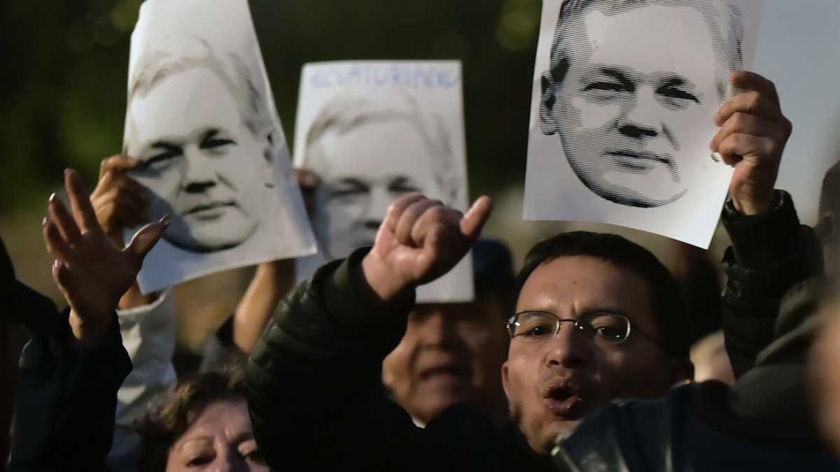 Immagine di Perché chi ancora elogia Assange (come il M5s) è ingenuo oppure è in malafede