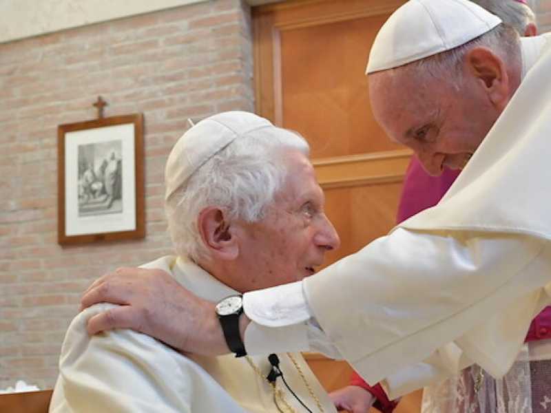 Il Saluto dei nuovi Cardinale a Papa Emerito (foto LaPresse)
