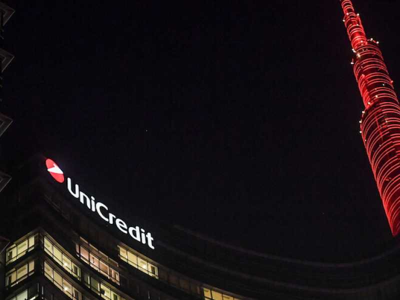 Borsa in rosso nel giorno delle assemblee di Unicredit e Mps