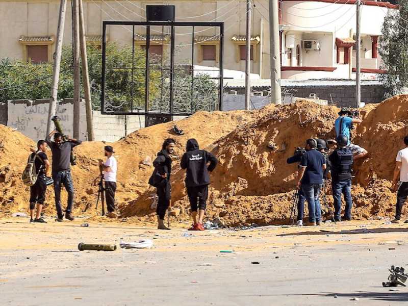 Combattenti libici fedeli a Serraj si difendono dall'avanzata delle truppe di Haftar nel sobborgo Ain Zara, a sud di Tripoli. Foto LaPresse