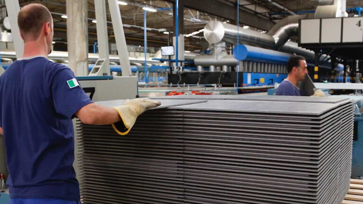 Immagine di Cala la produzione industriale nell'area euro