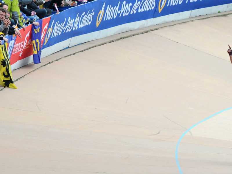 Fabian Cancellara sul velodromo di Roubaix nel 2010 (foto LaPresse)