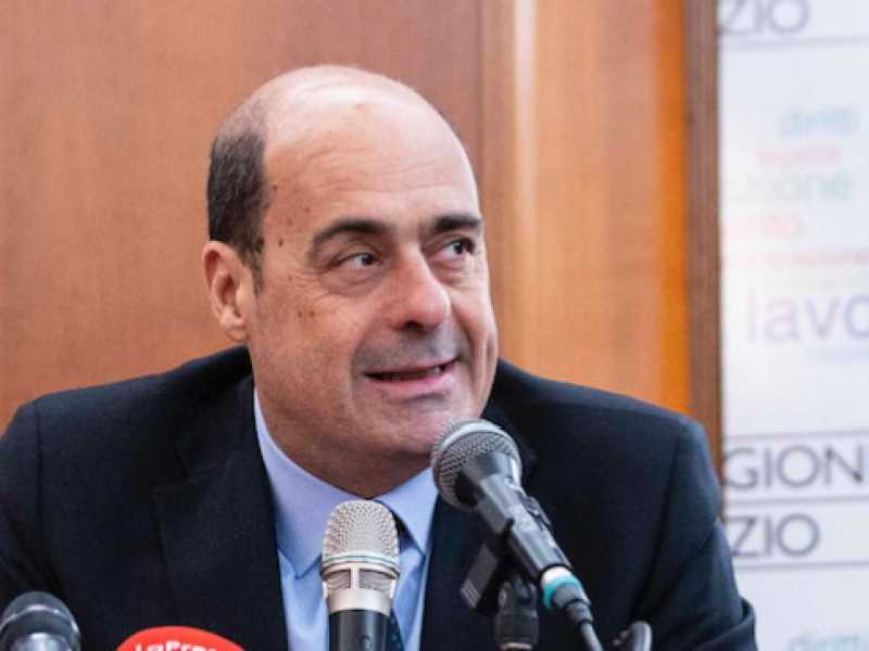 Nicola Zingaretti accanto a Daniele Leodori e Massimiliano Smeriglio (Foto LaPresse)