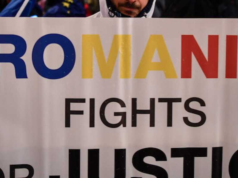Uno dei manifestanti contro il partito di governo in Romania (Foto LaPresse)