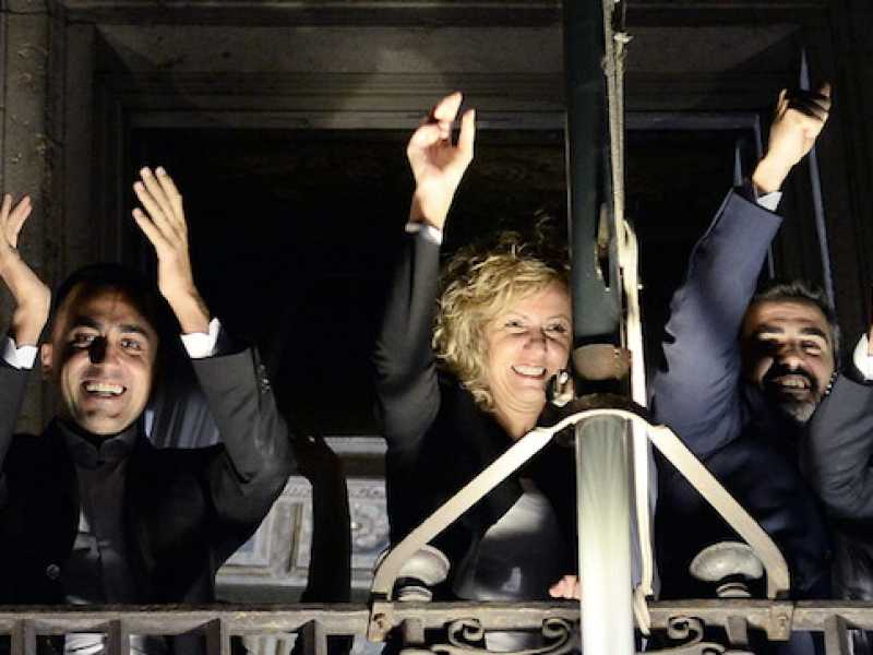 I ministri del M5s del governo festeggiano sul balcone di Palazzo Chigi lo sforamento del 2,4 per cento del deficit sulla manovra (Foto LaPresse)