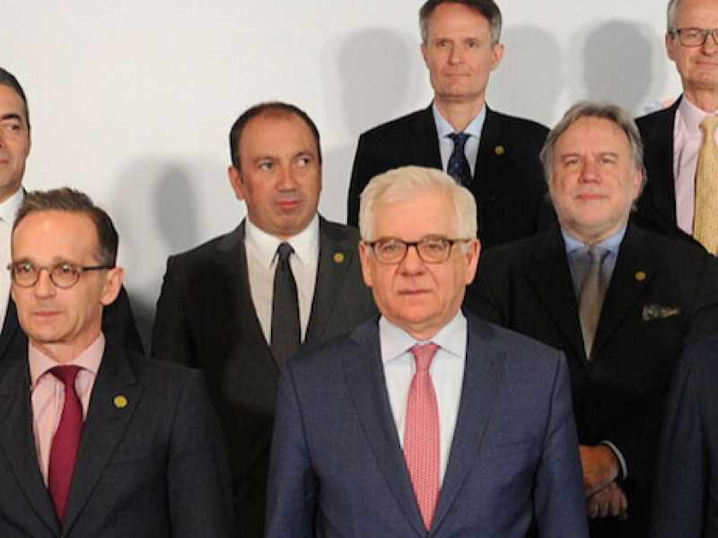 Un incontro sulla cooperazione tra l'Unione europea e i paesi dei Balcani occidentali. Nella foto i ministri degli Esteri dei paesi con alcuni rappresentati dell'Ue (Foto LaPresse) 