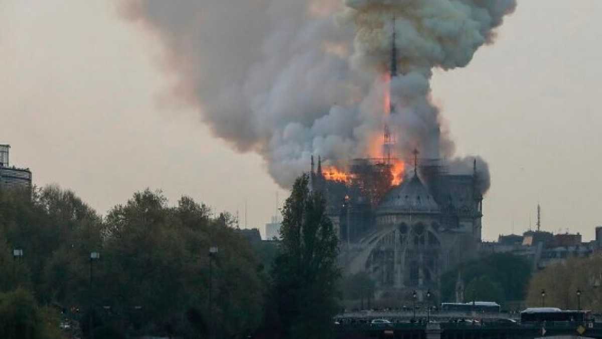 Immagine di Notre Dame è Parigi ed è la Francia