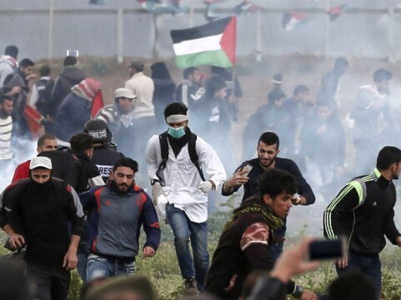 Scontri nella protesta "Marcia di ritorno", vicino al confine con Israele ad est di Gaza (foto LaPresse)