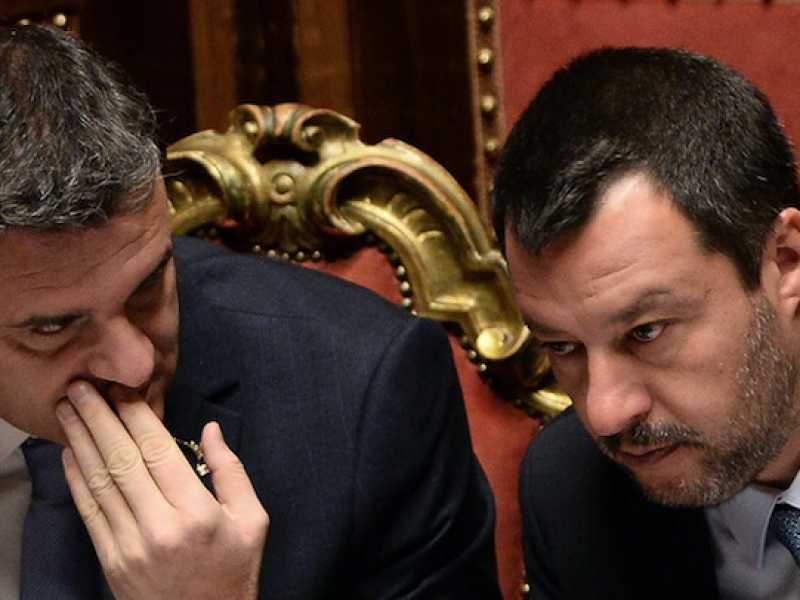 Gian Marco Centinaio (Lega), ministro delle Politiche agricole, con il vicepremier Matteo Salvini (foto LaPresse)