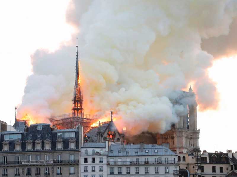 La solidarietà internazionale a Parigi, per l'incendio di Notre Dame