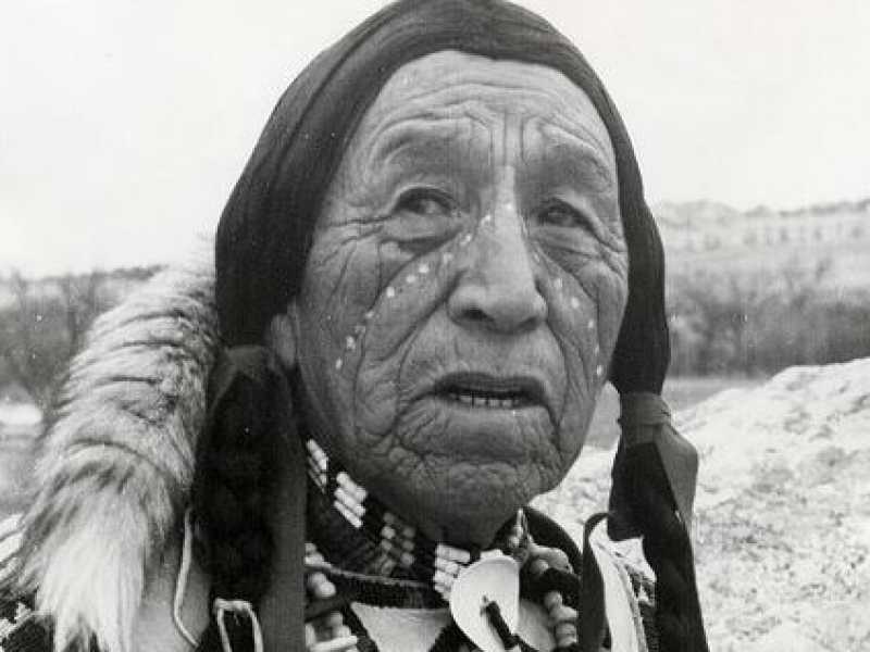 Nicholas Black Elk &egrave; morto nel 1950. A nove anni aveva avuto la visione che ne avrebbe fatto un Uomo della Medicina, mediatore tra il mondo degli Uomini e quello degli Spiriti (Foto via Facebook)