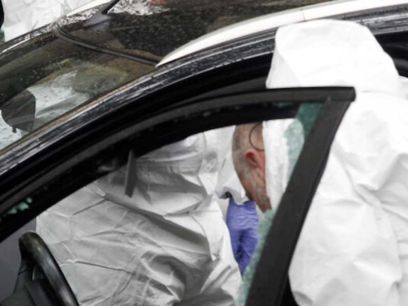 La polizia scientifica effettua rilevamenti in via Cadore, a Milano, dopo la sparatoria della scorsa settimana (foto LaPresse)
