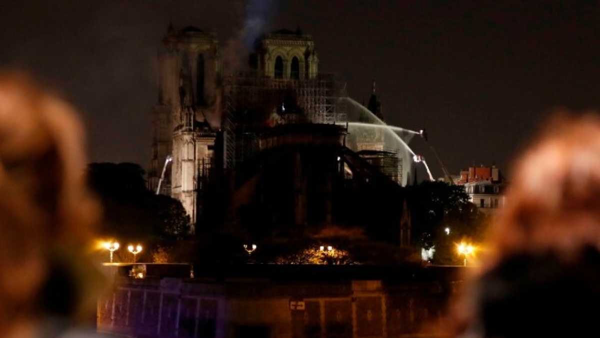 Immagine di Il mondo è sconvolto, Notre-Dame è ancora lì