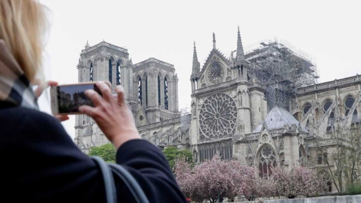Immagine di Notre-Dame è le anime della Francia insieme. Perciò non crolla