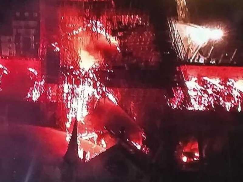 Un'immagine di Notre Dame in fiamme scattata da un drone (foto LaPresse)