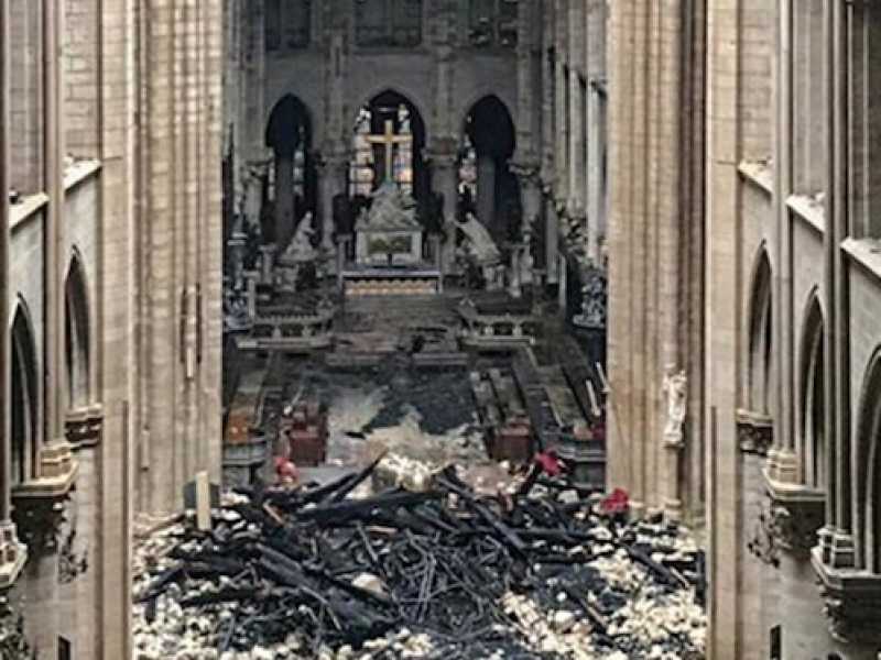 L'interno di Notre-Dame dopo l'incendio (foto LaPresse)