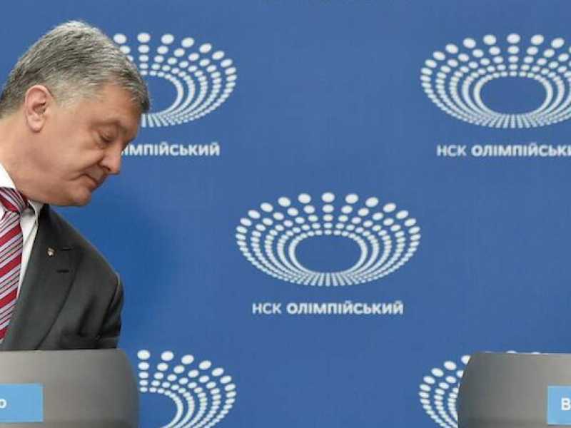 Petro Poroshenko allo stadio di Kiev avrebbe dovuto tenere un confronto con lo sfidante Zelenski, che per&ograve; non si &egrave; presentato (foto LaPresse)