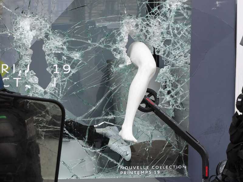 Negozi saccheggiati a Parigi durante le proteste dei gilet gialli. Foto LaPresse