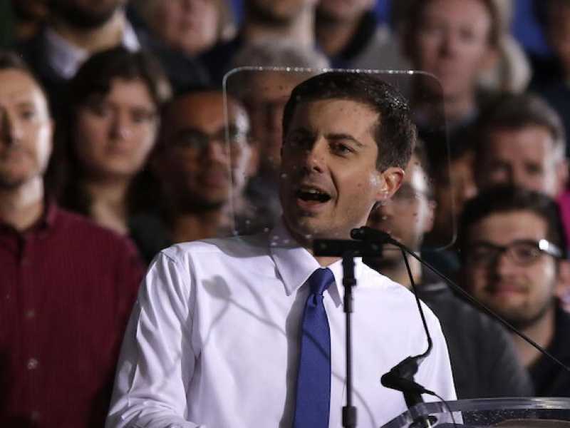 Pete Buttigieg ha tenuto il suo discorso in uno stabilimento industriale abbandonato e riqualificato a South Bend, la sua citt&agrave; (LaPresse)