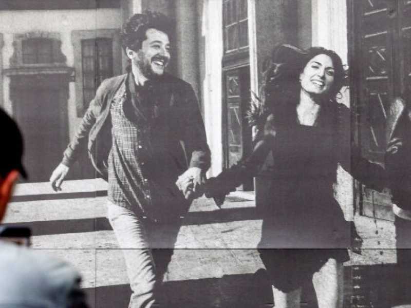 Milano, corso Garibaldi: installato nella notte un quadro che ritrae mano nella mano Matteo Salvini, Virginia Raggi e Luigi Di Maio