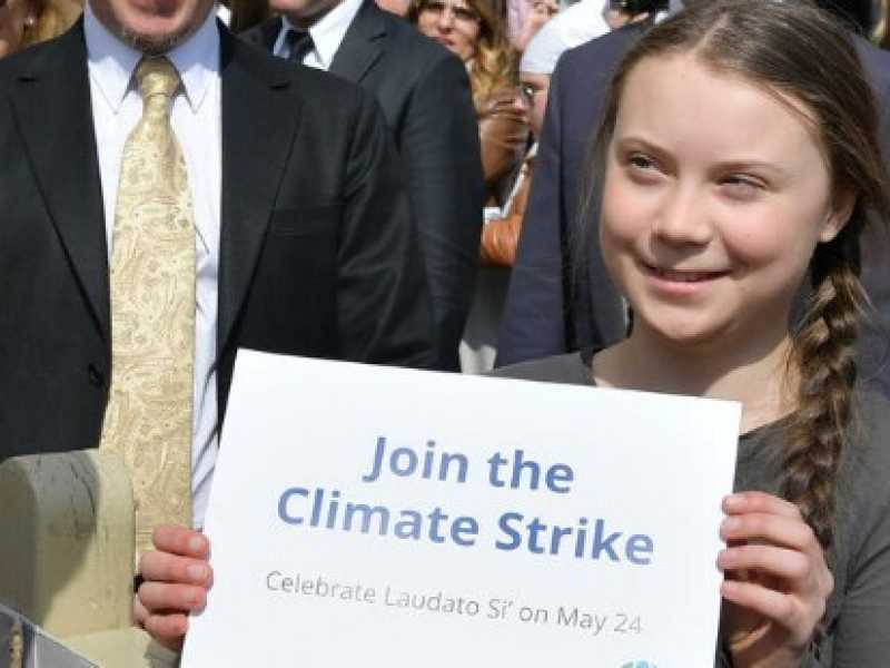 Greta Thunberg in piazza San Pietro durante l'udienza generale del mercoledì di Papa Francesco (foto LaPresse)