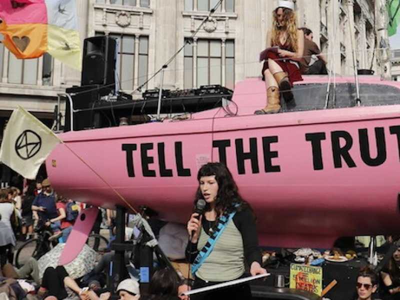 A Londra la protesta degli ambientalisti di Extinction Rebellion (foto LaPresse)