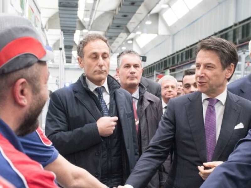 Conte e Di Maio allo stabilimento Leonardo Aerostrutture di Pomigliano d'Arco (Imagoeconomica)