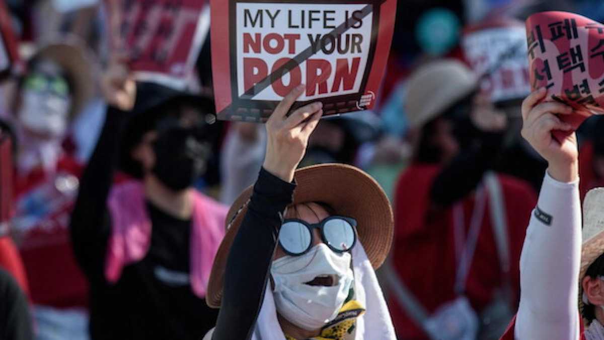 Immagine di Non abbiamo più nulla da nascondere, l’ultimo voyeur è quello che ci guarda fare pipì