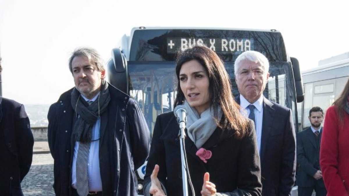 Immagine di Raggi sta pagando degli autobus per tenerli in deposito