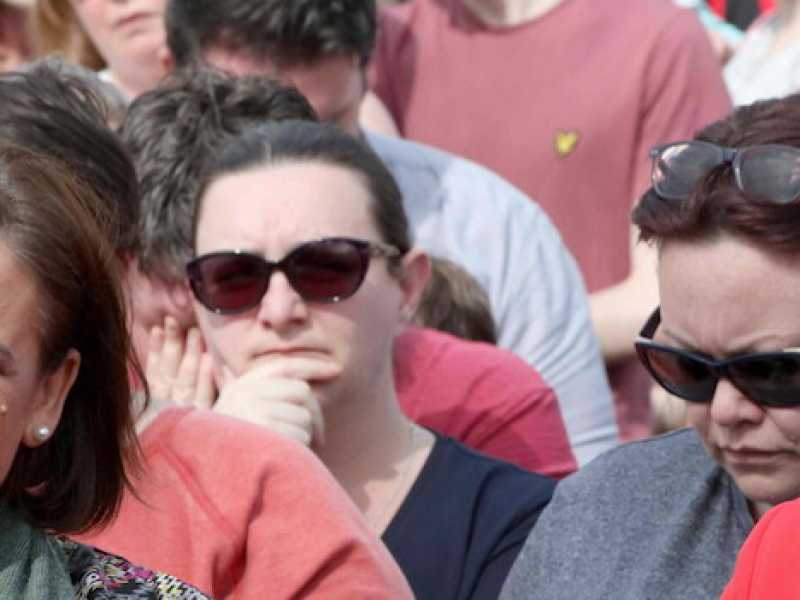 La leader di Sinn Flein Mary Lou McDonald e Arlene Foster del Democratic Unionist Party condannano l'omicidio di Derry (Foto LaPresse) 