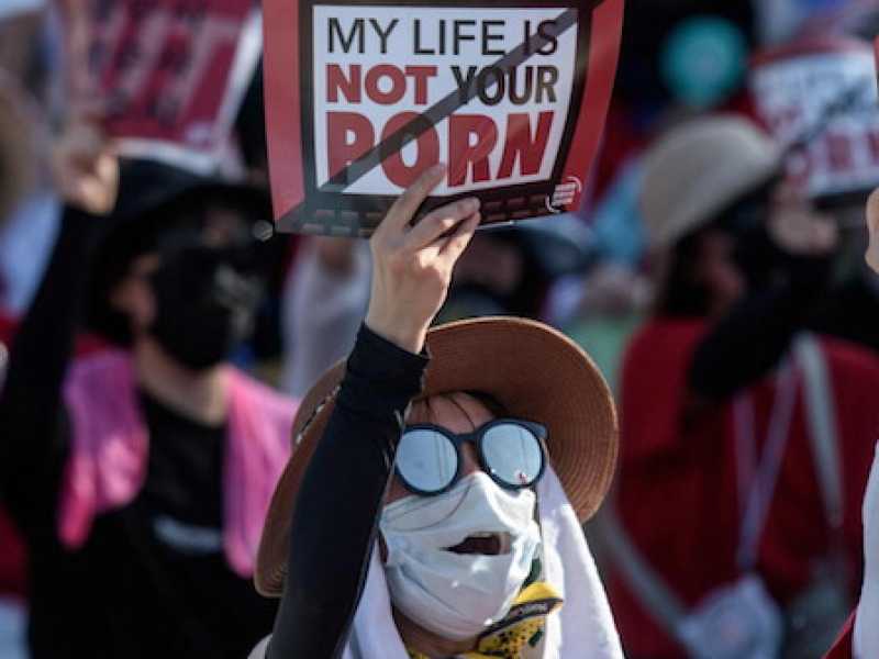 Una protesta a Seul contro lo scandalo delle spycam (foto LaPresse)