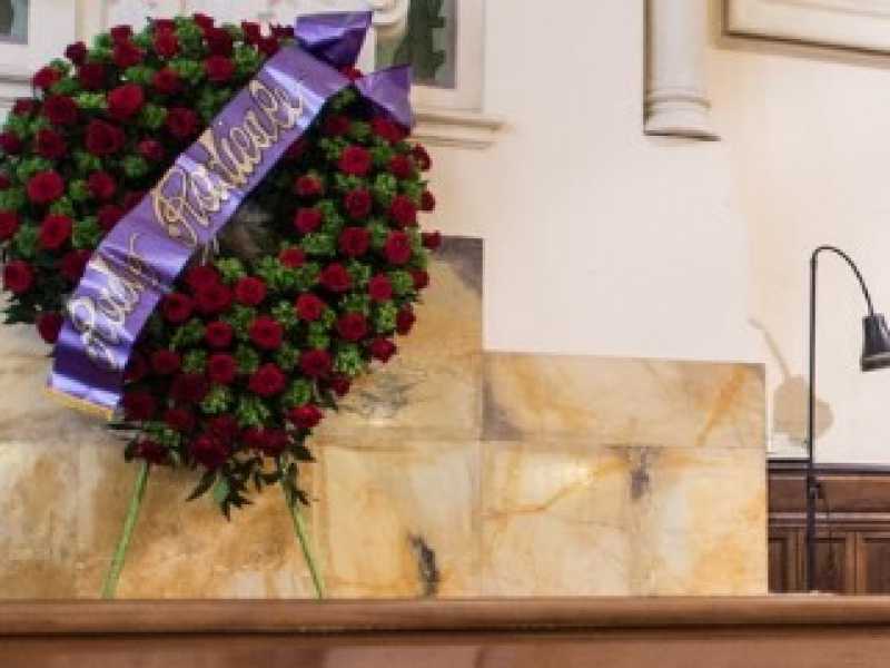 La bara di Massimo Bordin con una corona di fiori di Radio Radicale (foto LaPresse)