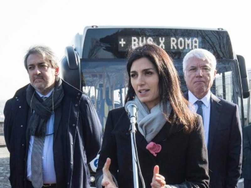Trasporti a Roma, Raggi presenta i nuovi bus ATAC (foto LaPresse)