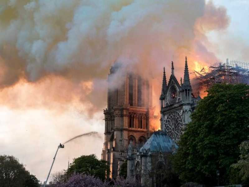 La cattedrale di Notre-Dame avvolta dalle fiamme (LaPresse)